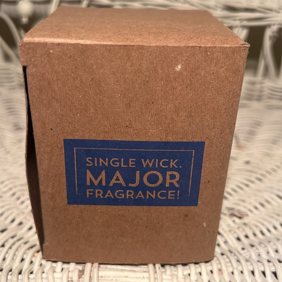 Bath and Body Work Single Wick Candle Linen & Lavender in Box White Barn - Picture 4 of 5